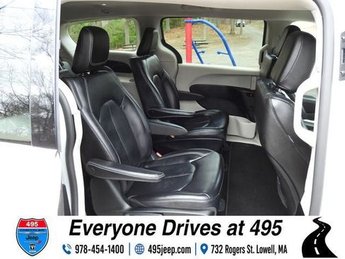 Used 2023 Chrysler Pacifica Touring-L FWD image 11