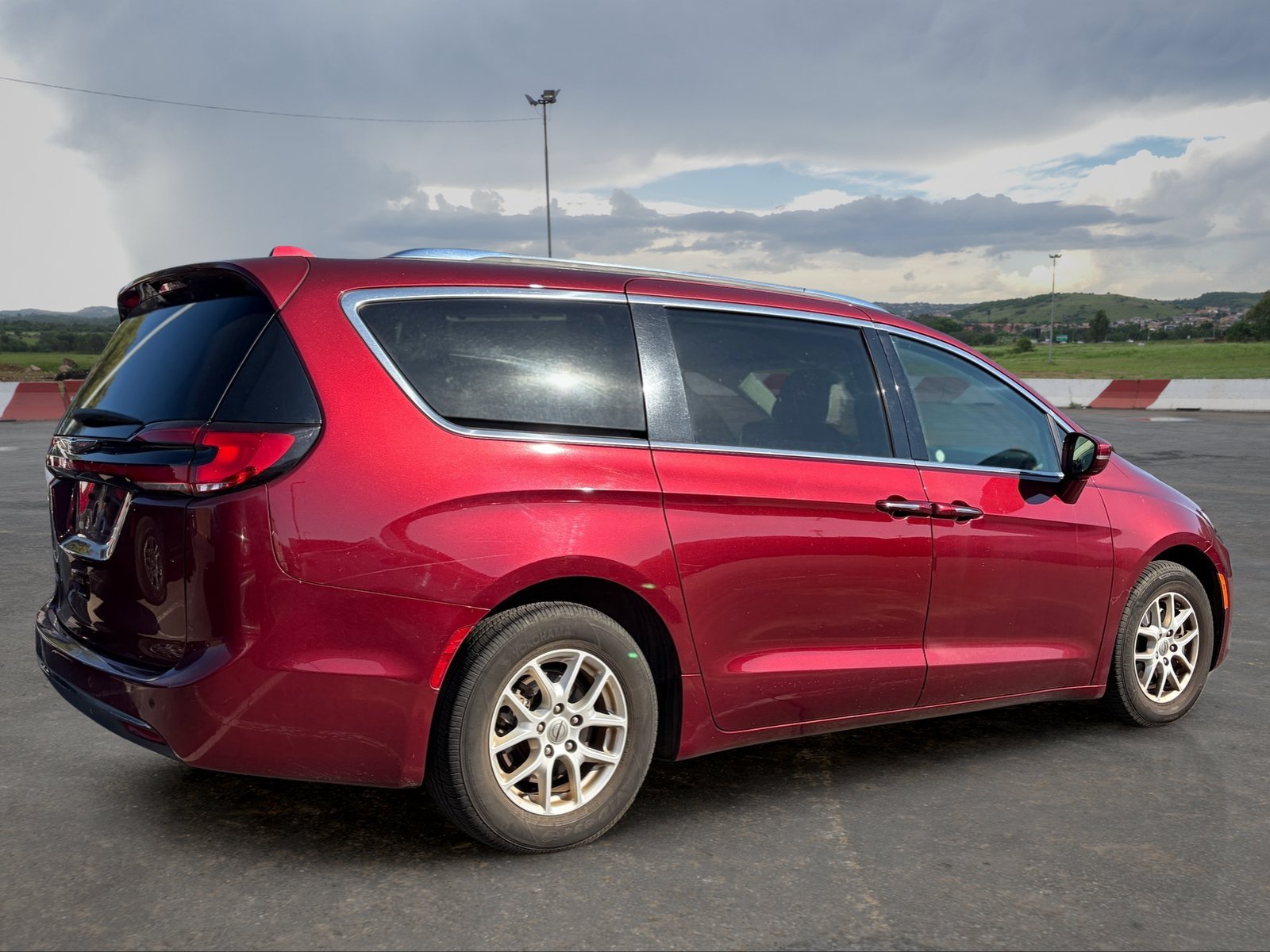 Used 2021 Chrysler Pacifica Touring-L FWD image 3