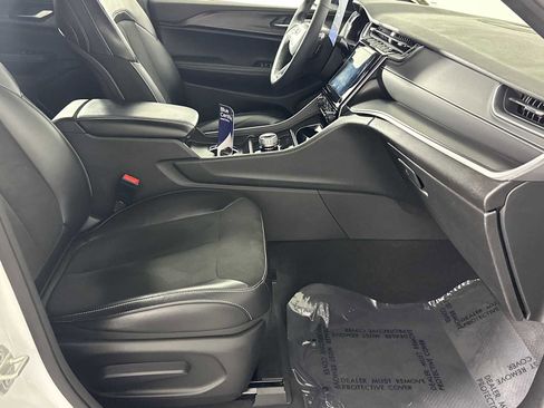 Used 2023 Jeep Grand Cherokee L Altitude image 11