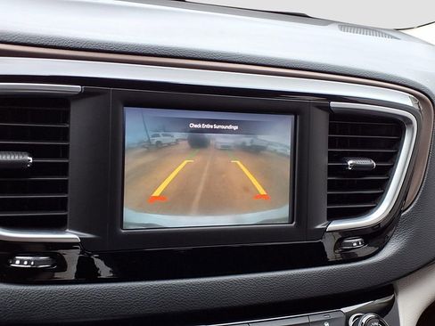 Used 2023 Chrysler Voyager LX image 10