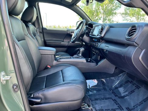Used 2021 Toyota Tacoma TRD Sport w/ TRD Premium Sport Package AWD/4WD image 16