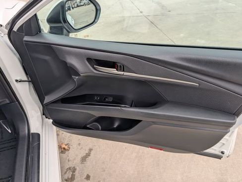 Used 2025 Toyota Camry SE image 33
