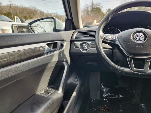 Used 2018 Volkswagen Passat 2.0T SE image 36