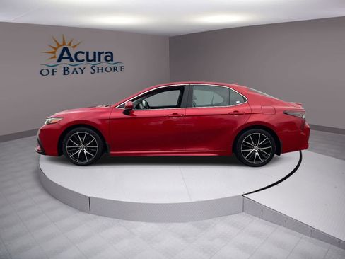 Used 2021 Toyota Camry SE image 2