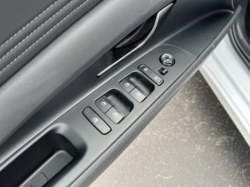 Used 2025 Hyundai Elantra Sport FWD image 13
