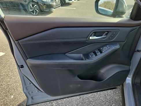 Used 2022 Nissan Rogue SL w/ SL Premium Package image 16