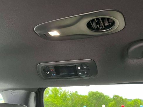 Used 2025 Chrysler Pacifica Select FWD image 5