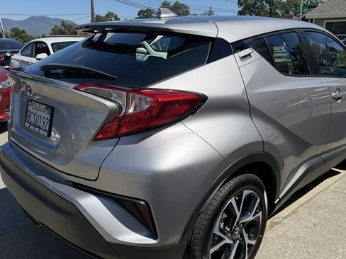 Used 2018 Toyota C-HR XLE FWD image 3