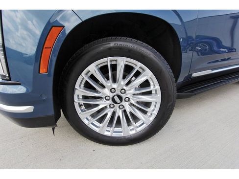 Used 2025 Cadillac Escalade Premium Luxury AWD/4WD image 32