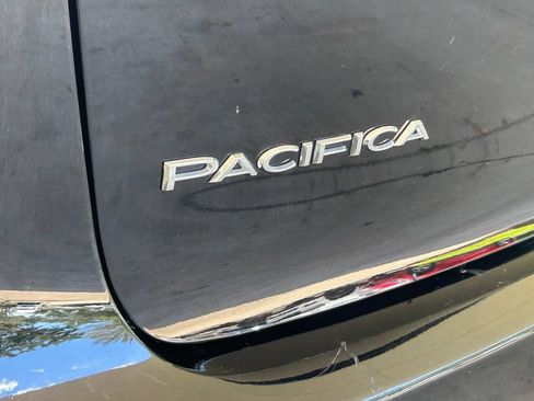 Used 2024 Chrysler Pacifica Touring-L FWD image 16