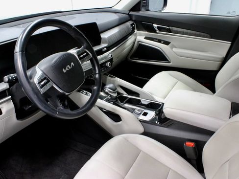 Used 2024 Kia Telluride EX w/ EX Captain's Chair Package FWD image 24