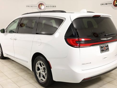Used 2022 Chrysler Pacifica Limited image 4