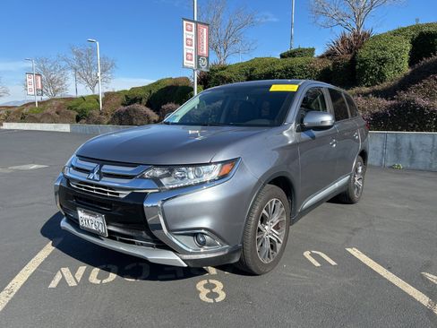 Used 2018 Mitsubishi Outlander LE image 2
