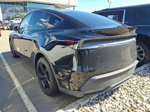 Used 2026 Tesla Model Y AWD image 3