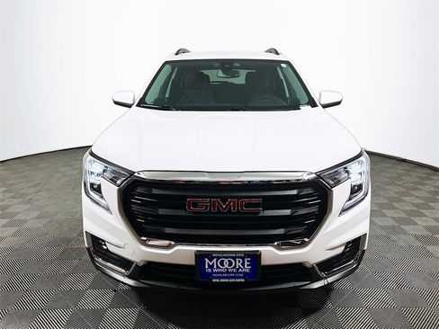 Used 2024 GMC Terrain SLE w/ Driver Convenience Package image 3