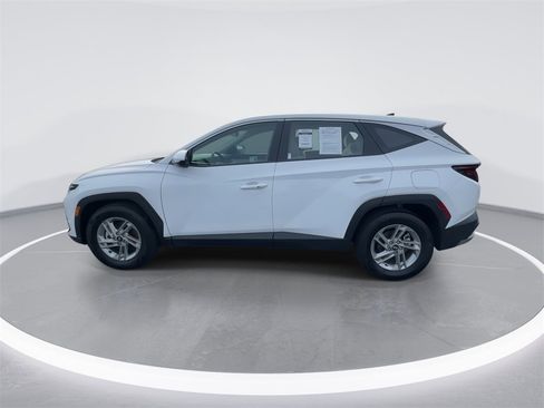 Used 2025 Hyundai Tucson SE image 5