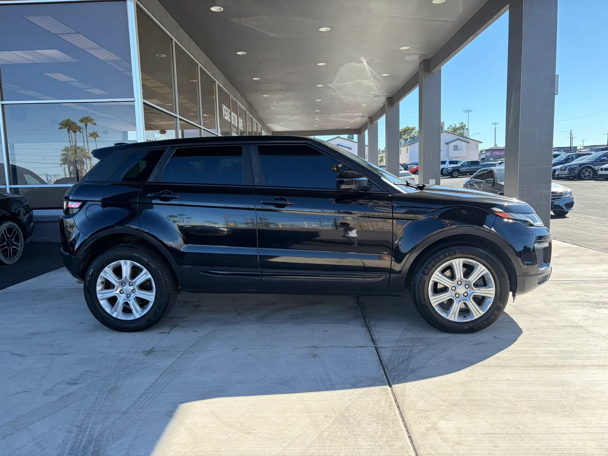 Used 2018 Land Rover Range Rover Evoque SE AWD/4WD image 4