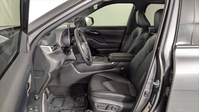 Used 2024 Toyota Highlander XSE FWD image 13