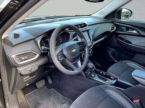 Used 2023 Chevrolet TrailBlazer LT w/ Convenience Package FWD image 2