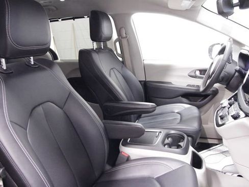 Used 2024 Chrysler Pacifica Touring-L image 12