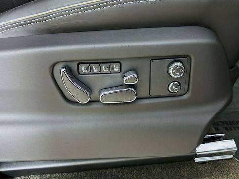 Used 2022 Bentley Bentayga AWD/4WD image 68
