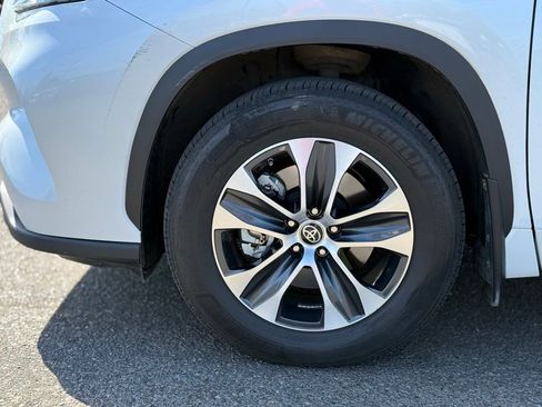 Used 2023 Toyota Highlander XLE image 9