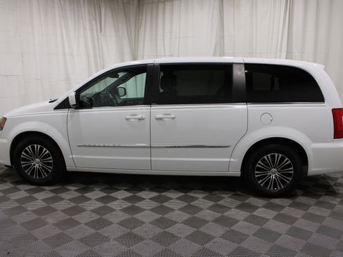 Used 2014 Chrysler Town & Country S FWD image 31