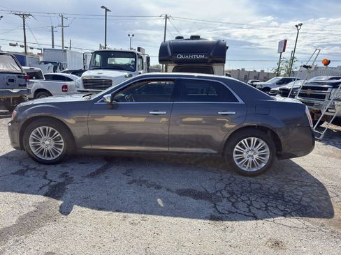 Used 2014 Chrysler 300 C image 3