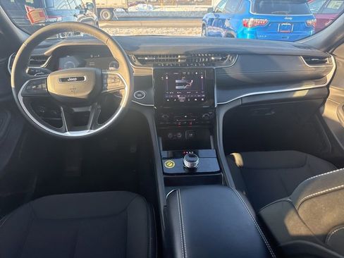 Used 2025 Jeep Grand Cherokee Laredo X image 13