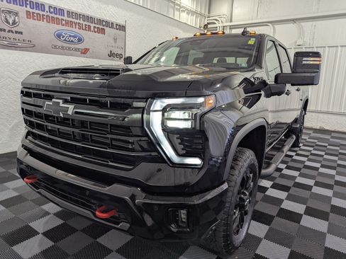 Used 2025 Chevrolet Silverado 2500 LTZ w/ LTZ Plus Package AWD/4WD image 3