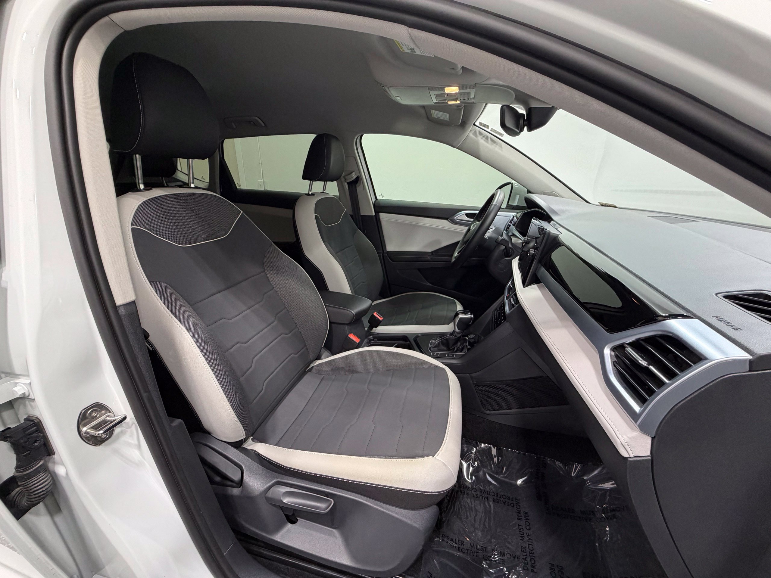 Certified 2025 Volkswagen Taos SE FWD image 28