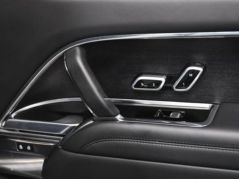 Used 2025 Land Rover Range Rover SE image 19