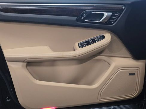 Certified 2025 Porsche Macan AWD/4WD image 34