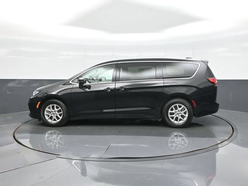 Used 2024 Chrysler Pacifica Touring-L FWD image 4