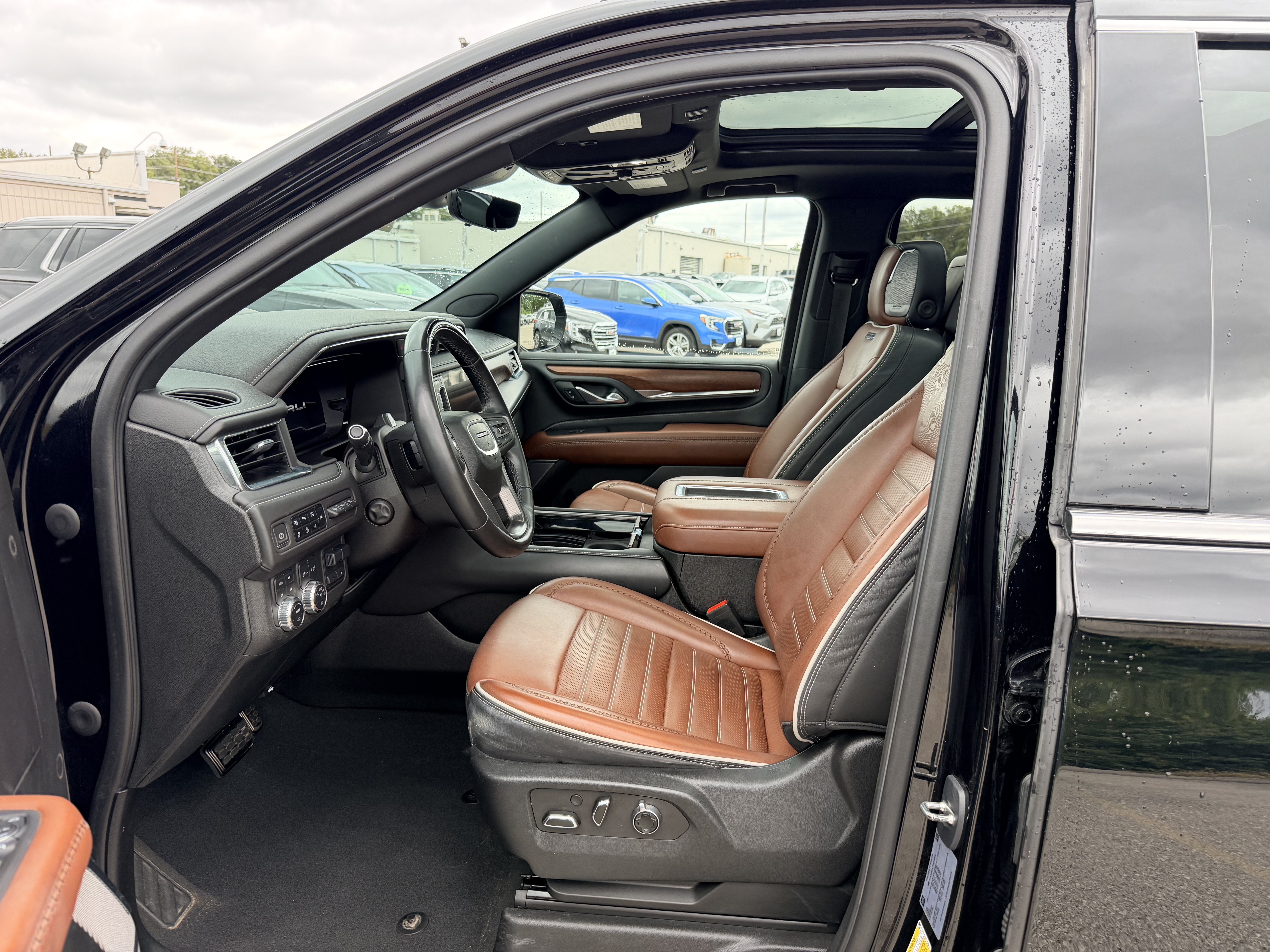 Used 2023 GMC Yukon XL Denali Ultimate AWD/4WD image 13