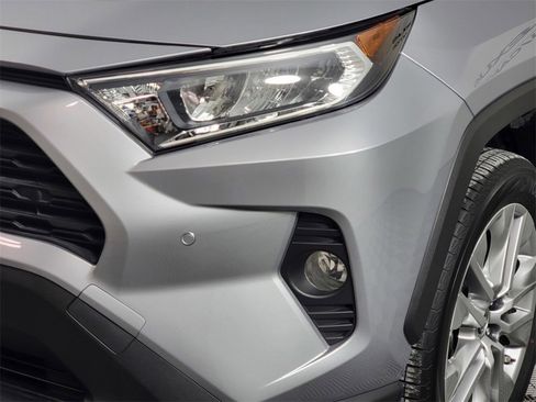 Used 2019 Toyota RAV4 XLE Premium image 10