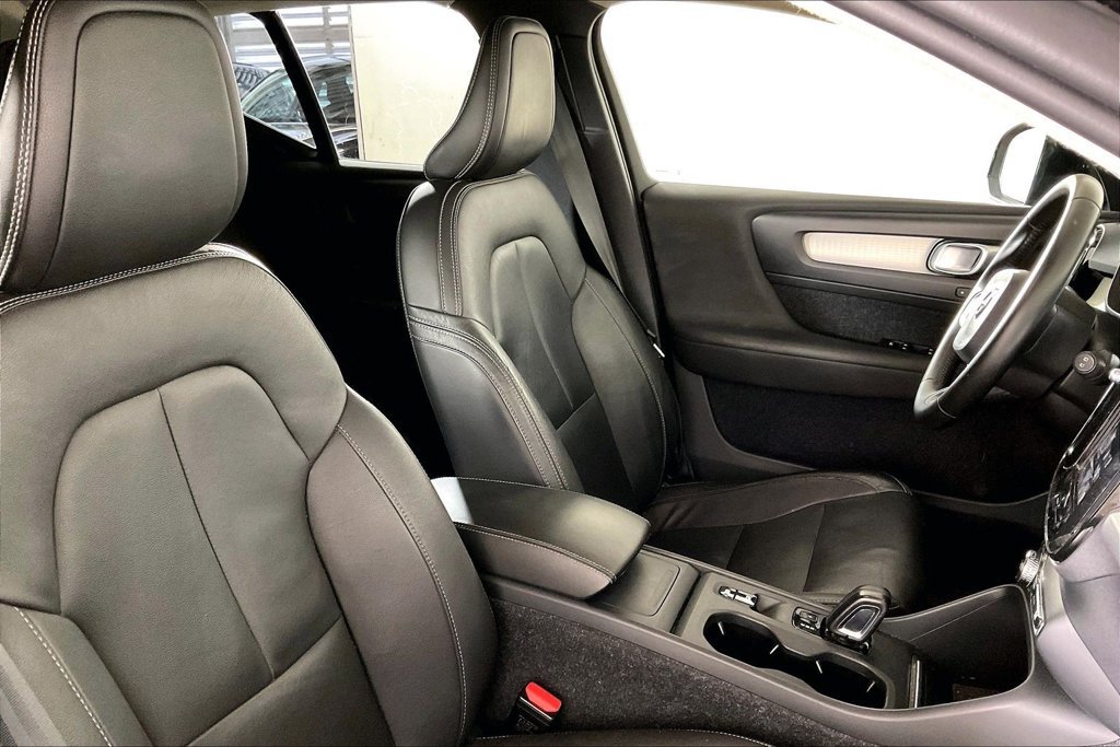 Used 2020 Volvo XC40 T4 Momentum FWD image 6