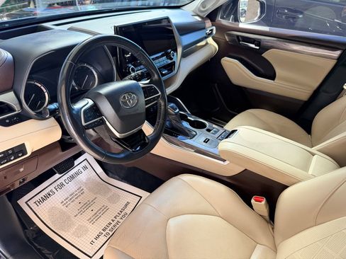 Used 2022 Toyota Highlander Platinum image 9