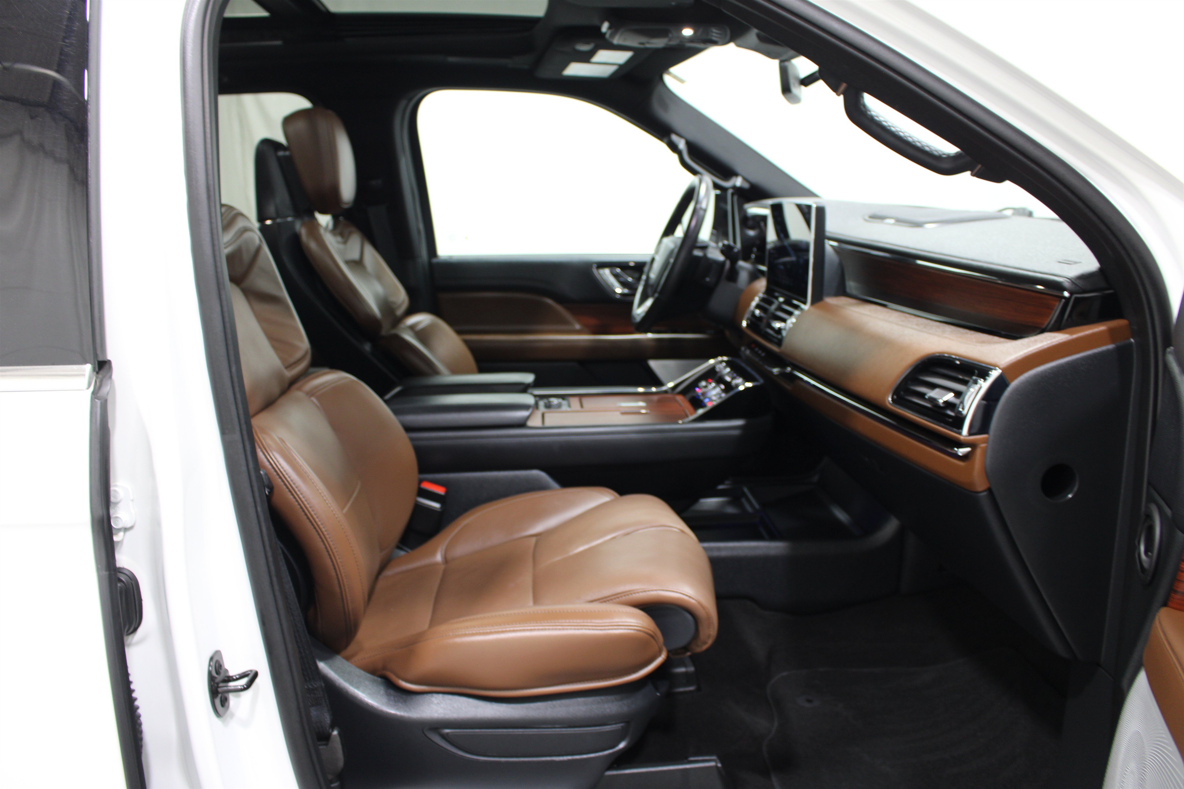 Certified 2024 Lincoln Navigator Reserve AWD/4WD image 28