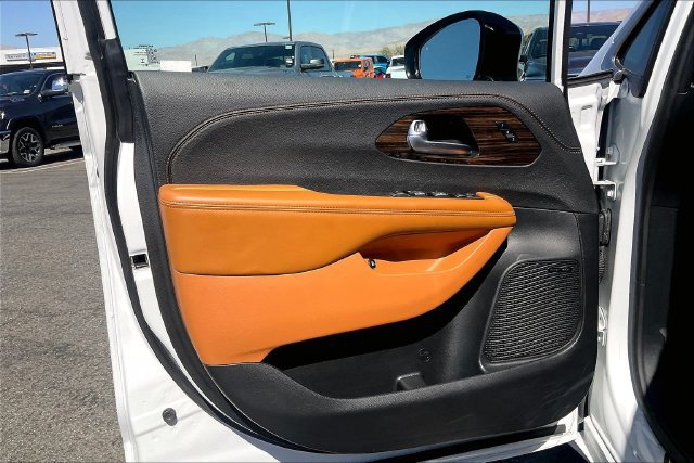 Used 2023 Chrysler Pacifica Pinnacle FWD image 22