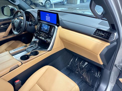 Used 2024 Lexus LX 600 4WD w/ Luxury Package image 16