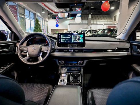 Used 2025 Mitsubishi Outlander ES image 25