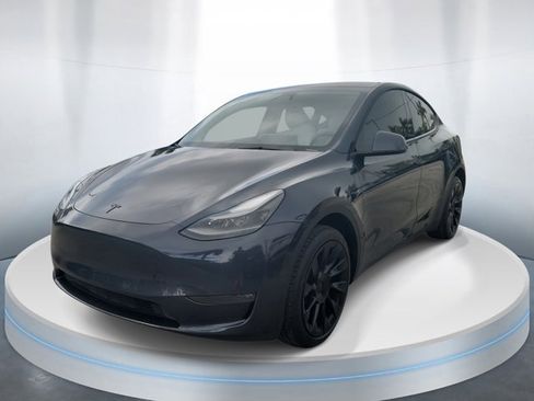 Used 2024 Tesla Model Y Long Range image 3