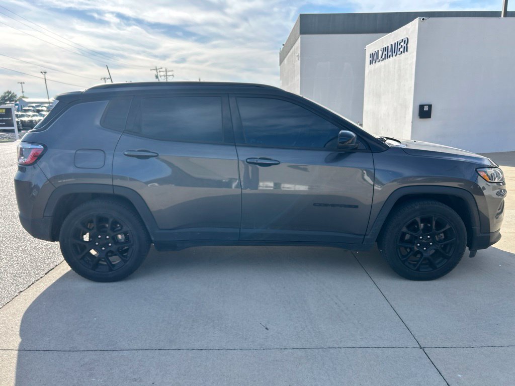 Used 2022 Jeep Compass Latitude FWD image 3