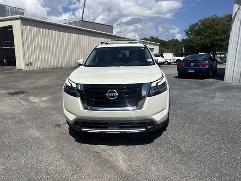Used 2024 Nissan Pathfinder SL w/ SL Premium Package FWD image 2