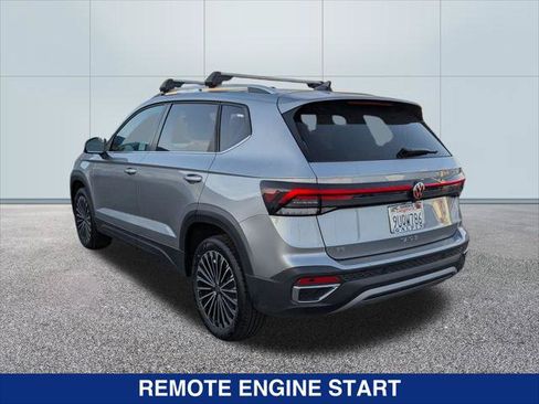 Used 2025 Volkswagen Taos SE FWD image 3