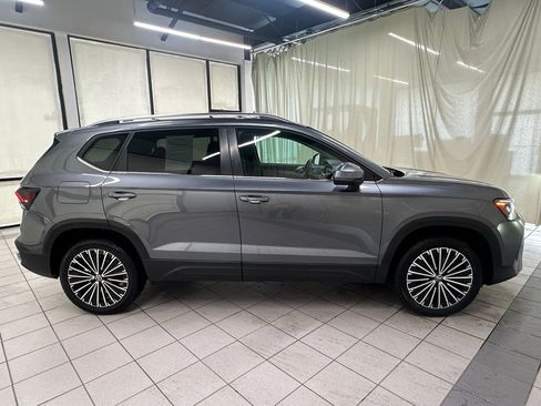 Used 2025 Volkswagen Taos SE FWD image 2