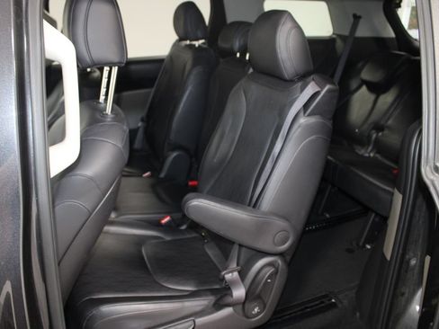 Used 2025 Kia Carnival FWD image 17