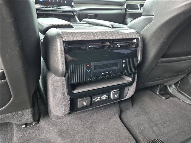 Used 2024 Jeep Wagoneer L Series II w/ Flexible Seating Group AWD/4WD image 17