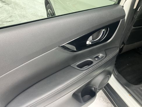 Used 2019 Nissan Rogue SL w/ Premium Package image 16